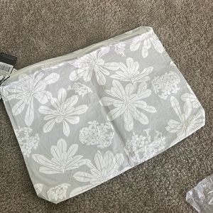 Aloha Collection Max Travel pouch/suitcase companion.